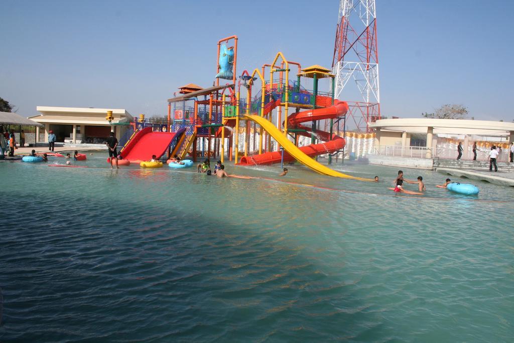 Sentosa Resorts & Water Park Chinchvad Extérieur photo